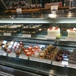 たねや 守山玻璃絵館 - 左奥のシュークリームはバイキング後は売り切れのことも！！