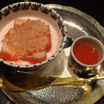 日本料理 晴山 - 紅ほっぺを添えたいちごのムース
      紅ほっぺのソースつき