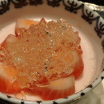 日本料理 晴山 - 紅ほっぺを添えたいちごのムース
      紅ほっぺのソースつき