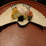 日本料理 晴山 - お造り　くるまえび、うに、ひらめ　クリスマス島の塩　のり