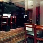 Ma-No - バーカウンターとテーブル席