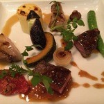 Chez TAKA HIGASHIAZABU - お肉：熟成4か月のポークロインとビーフロイン 季節野菜添え