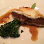 Chez TAKA HIGASHIAZABU - 前菜2：フォアグラのソテー  ブロッコリーニとフライドエッグ添えパルメザンを振って