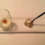 Chez TAKA HIGASHIAZABU - アミューズブーシュ：白ニンジンのピューレとケーキサレ