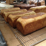 アールベイカー インスパイアード バイ コート ロザリアン - 午後6時からの食パン半額セールの対象は白いやつだけ。間違ってレーズンとかヨーグルト練り込みとかを持っていくと定価で買うハメに。白い食パンはもっちりし過ぎて引きちぎるのに力を要する。