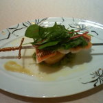 グランメゾン グラシアニ - メイン　鯛と手長海老と鱧のプロシェット　グリーンオリーブのピュレと来るジェットのラペ添え