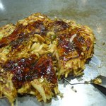 お好み焼 ハクサン - お好み焼きハクサン●モダン焼きをヘラでカット