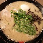 博多 一幸舎 - ラーメン：750円＊写真は味玉付き：850円