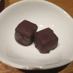 薪の音 - 小菓子：干し柿と柚子のチョコがけ