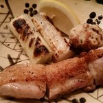 蕎麦切り 酒 大愚 - 千住葱と地鶏、つくね炭火焼き。