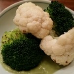 蕎麦切り 酒 大愚 - ブロッコリーとカリフラワーの炭火焼き。ブロッコリーソース和え。