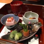 日本料理 水簾 - 前菜★
            とても美しい盛り合わせ！
            ぎんこ、金子すしは煮こごりで巻いたもの。
            杯の中にはなんと、なれそれというアナゴの稚魚がいて透明なんです！柔らかくてびっくりでした！さっぱりとした柚子風味でいただきます。
            
            蛸とごぼうのくきの煮物
            鯖の味噌煮、梅の胡麻豆腐  ピンク色が素敵！
            梅の枝もあって春ですねー！