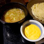 三ツ矢堂製麺  - ゆず風味で甘口のつけ汁と、別皿でチーズソースが付属する