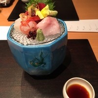 日本料理 水簾 - お造★
                  九谷焼の器はとっても美しい！！
                  鮮やかな色で、他に緑、黄色、紫があるのだとか。
                  剣先いかは包丁の入れ方が美しいです。
                  のどぐろは脂身たっぷり！
                  まぐろ、甘エビもあり、ツマはカラフルでした！！