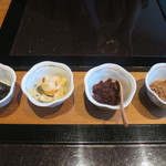 薪の音 - ご飯のおとも：じゃこ、鰤のくんせい、白菜漬け、昆布の佃煮