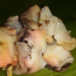 魚と酒と串 ちろり - さばいた後のつぶ貝。