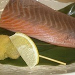魚と酒と串 ちろり - サーモン。サーモンの甘味が広がります。