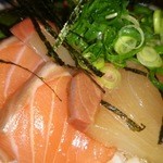 魚と酒と串 ちろり - 海鮮丼。特製出汁でリピート多いメニューです。