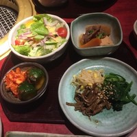 牛兵衛 草庵 池袋西口店 - 【2015年12月】コースの「前菜」キムチ２種・ナムル３種・サラダ・山形牛と野菜の煮物。
