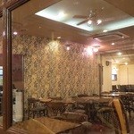 前田珈琲 - 禁煙席側から喫煙席側をパシャリ。