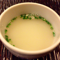 新三浦 博多本店 - 鍋ん煮えて来たけん手慣れた動きでから仲居しゃんがスープば注ぎんしゃ～
