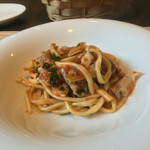 カーサ・デル・チーボ - セモリナ粉で作ったバヴェッテ 八戸産ツブ貝と北海あさりのトマトソース