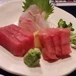 きんぱぎんぱ - きんぱぎんぱの刺身三点盛　マグロが2種に見えるけど違いますよね