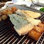 Gombawi - 上記おススメ2品を丹念に焼いていただきコロコロ転がしながら各自の目の前に喧嘩にならない様に均等に分けてくれますよ(笑)