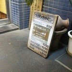 グルガオン - 店頭のランチメニュー。12時半前の到着で、5分待ちでした。