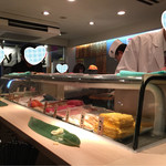 Uogashi Nihonichi Tachigui Sushi - 左玉方面、右貝方面。慣れた風情のお客さん