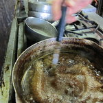 山ろく本店 - 牛肉を煮てます