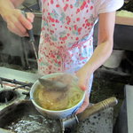 山ろく本店 - 肉うどん製作中・・・