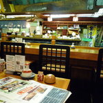 いけ洲居酒屋 むつ五郎 - 店内はこんな感じ。カウンターの前にいけすがあります。