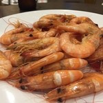 SOMBOON SEAFOOD - 『エビの塩蒸し』様、のっけから前菜代わりに出てきた大量のエビの塩蒸し様です。