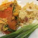 SOMBOON SEAFOOD - ほほぉ～なんともマイルドな卵の味わいにこれでもか！って蟹の旨味。なんとか蟹の身も全部食べてやろうとの努力で手がベチャベチャ・・・