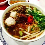 FU MARN LAU RESTAURANT - 『すり身入りのクイティアオ』様、牛骨や鶏のスープがフォーに対して魚や豚、アヒルなどはクイティアオらしい。