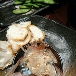 原価酒場牛タンけいすけ - 暖かい枝豆と麩のカナッペ？以外にチーズと鰹節が合う‼