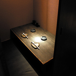 1名様～2名様用、横並びの掘りごたつ個室