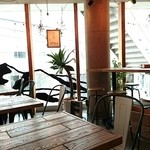 山小屋の台所 ミートラボ - 開放感のある店内