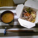 オモヤキッチン - ランチBOX　¥650-
      「豚肉とキャベツの塩だれ炒め」お味噌汁はついてこないので自作です。2016.2.16