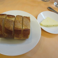ブラッスリー ドンピエール - パン　アツアツで美味　バターもタップリ