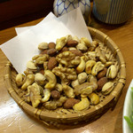 四季肴酒家 きなり - H28.01.09 「ミックスナッツ (燻)」。