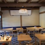 とうふとあなご料理 とうふや - 店内の風景です。このお店は中が広くて色んな場所に食べる所がありました。ここはテーブル席ばかりでしたよ。白木のテーブルと椅子のセットでした。