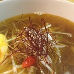 創新柳麺 健美堂 - 糸唐辛子と赤い松の実