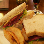 テディ・ルーズヴェルト・ラウンジ - パストラミのグラハムサンドウィッチ、フライドポテト添え