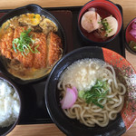 麺勝 - カツとじ鉄板＝９５７円 税込
並のかけうどん付