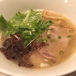 R&B - 〆の塩鶏そば(^.^)あっさりしているけど、ちょっと麺が柔らかすぎて好みじゃない感じ。バーとしての機能もあり、ワンドリンクオーダー制となっている。@横浜市中区 R