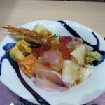 魚☆きんぐ - キング三昧丼はお店自慢のマグロやエビ、イクラ、イカ等新鮮なネタを使った海鮮丼、テーブルに置いてある醤油で味付けです。
            
