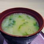 Uokingu - 丼にセットになった汁椀はアオサを使ったお味噌汁です。
                        