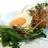 ルカンケ - エビ芋のフライと春野菜。新鮮な春野菜とパリパリの春巻きの皮がよかったです。